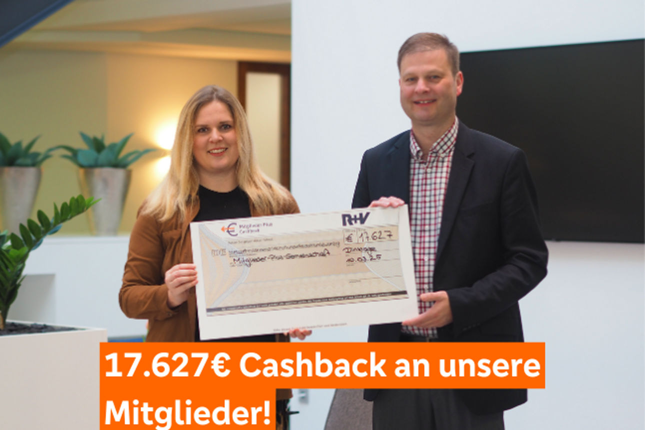 R+V Mitarbeiter präsentieren Check