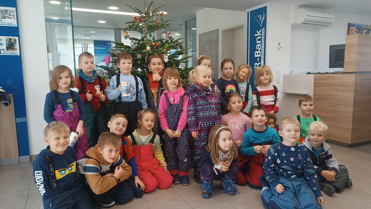 Kindergärten schmücken Christbaum 2023