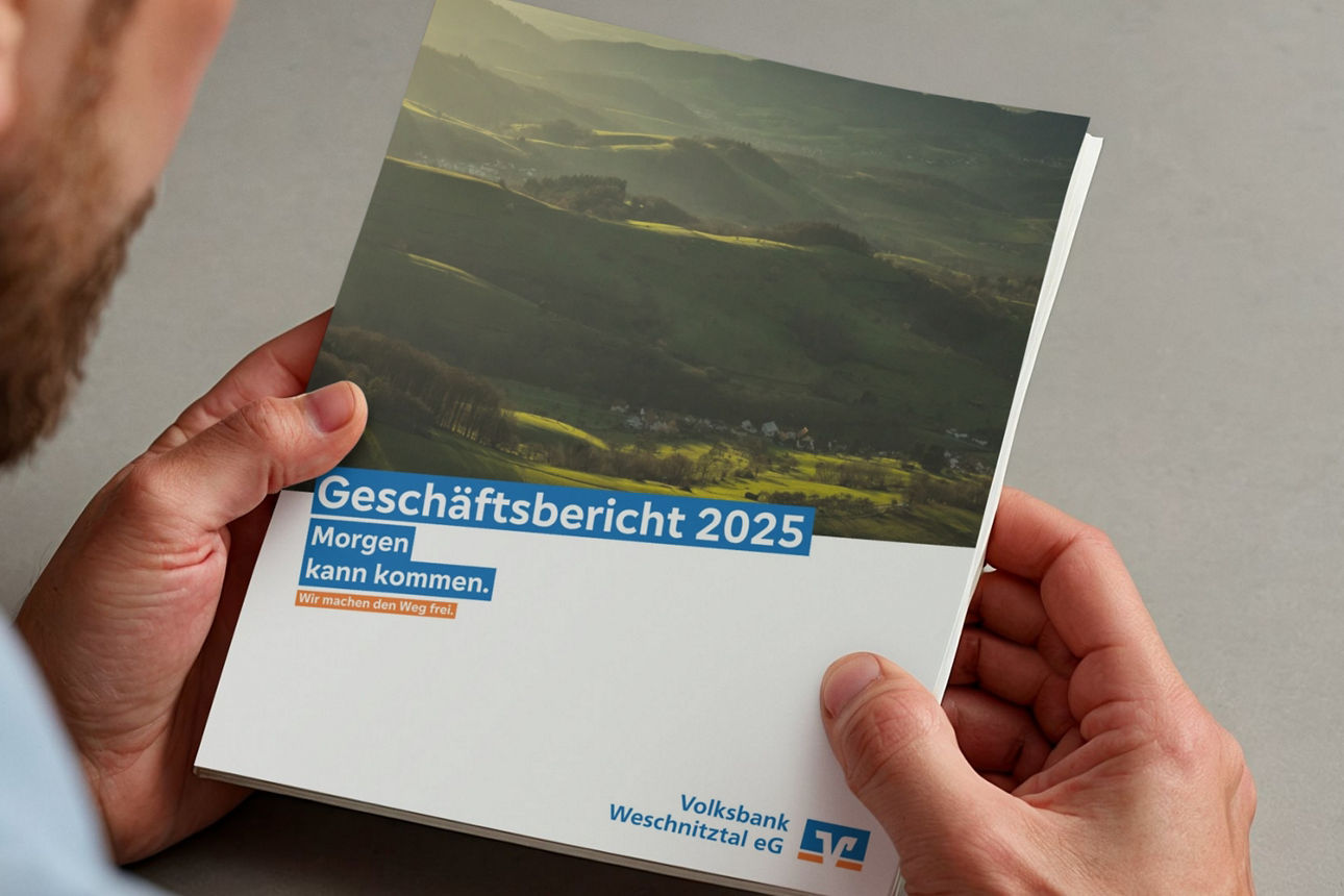 Ein Mann hält ein Geschäftsbericht 2025 in den Händen