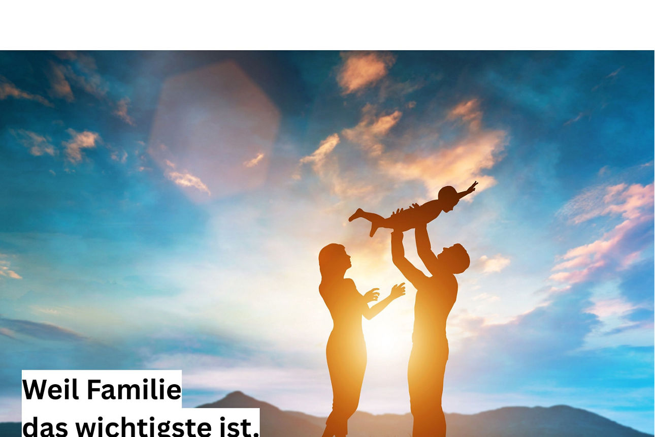 Elternpaar schauen glücklich ihr gemeinsames Baby an, welches der Mann in den Armen hält.