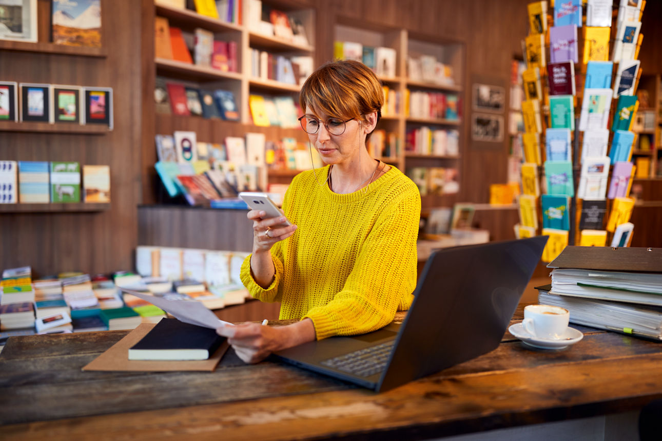 Frau mit Handy in der Hand