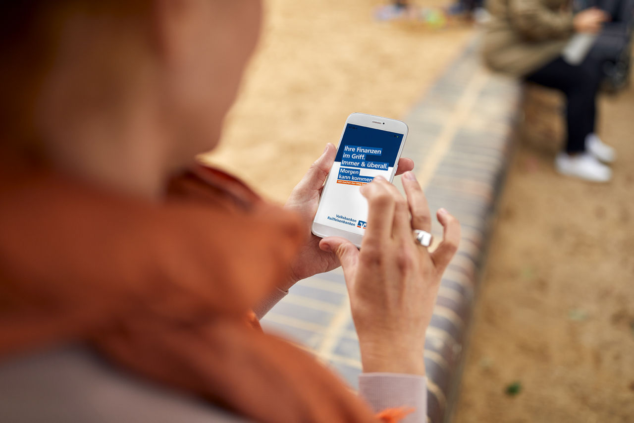 Frau hat ihre Banking App auf dem Smartphone offen