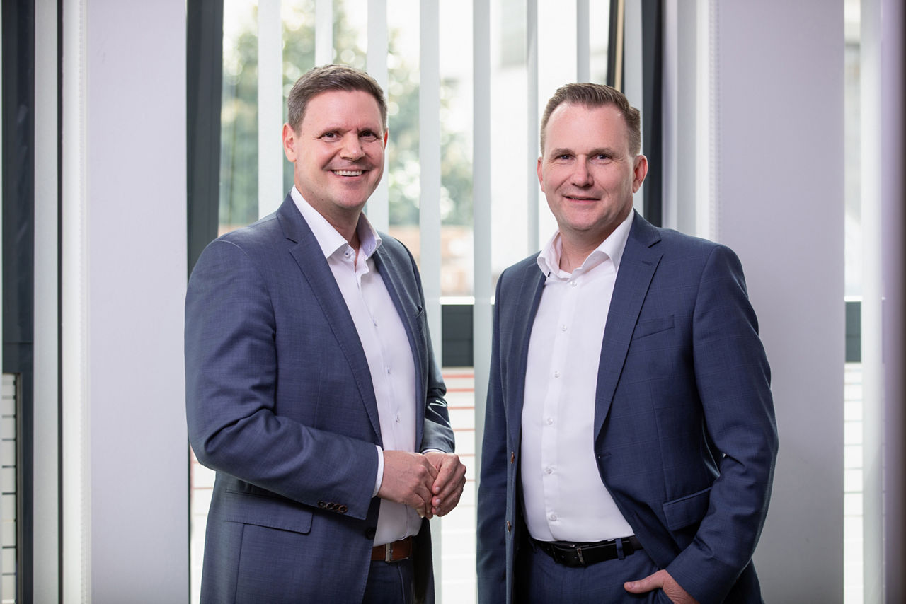 2 Männer in Business-Anzügen