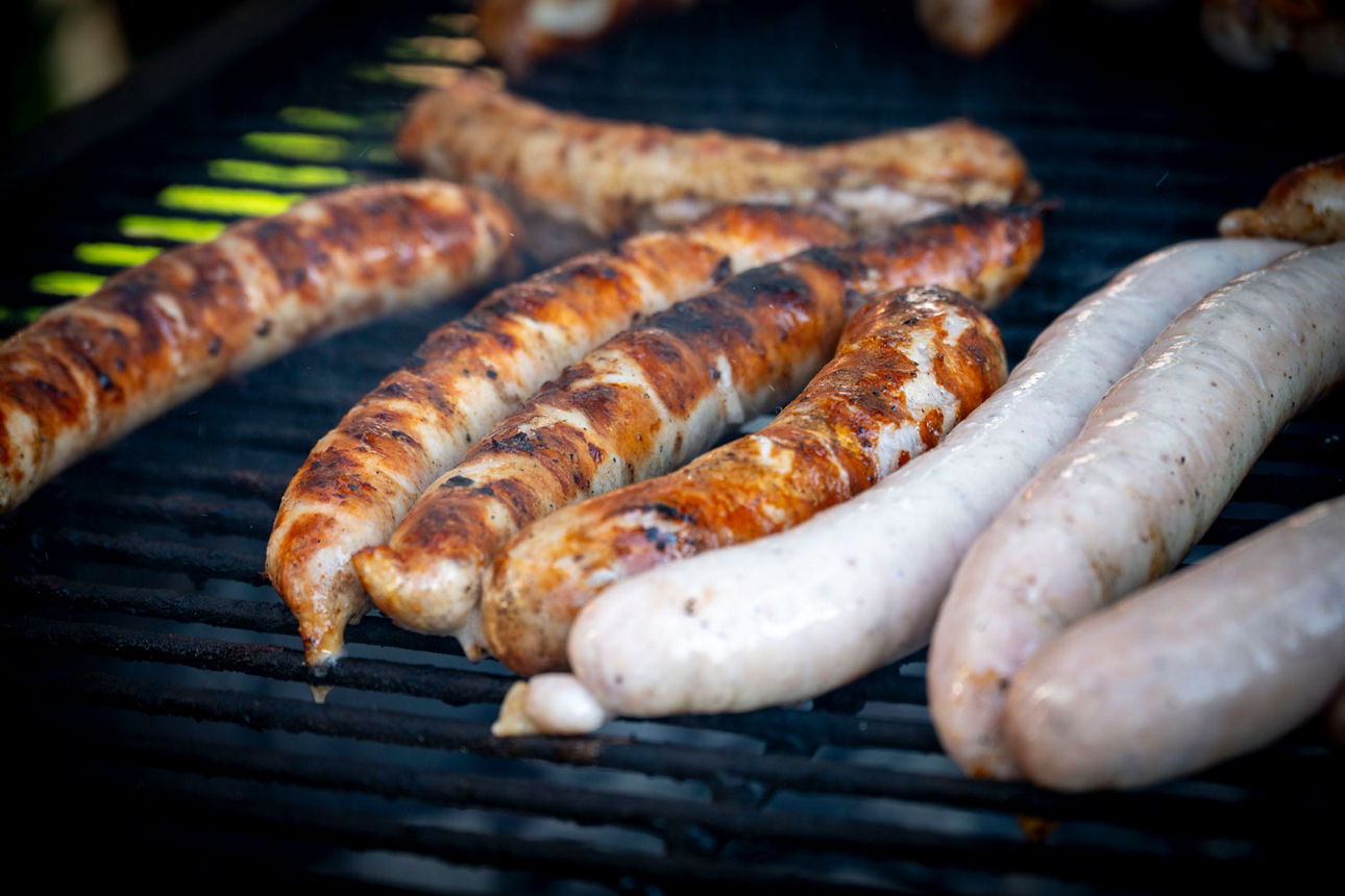 Thüringer Bratwürste auf dem Rost gebraten