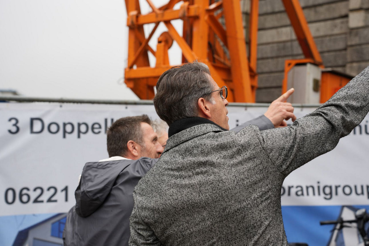 Ein Mitarbeiter der Bank im Gespräch mit Kunden
