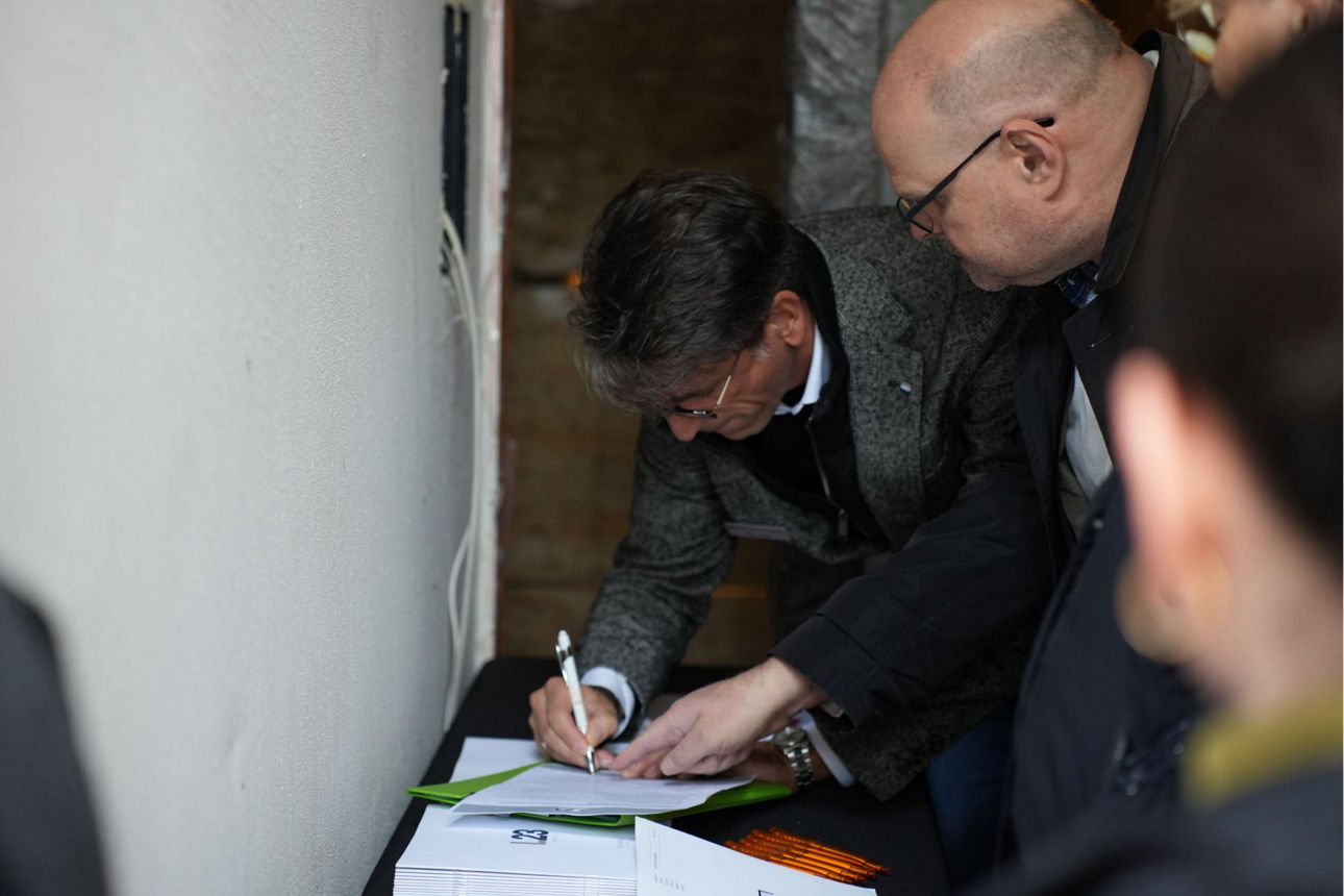 Ein Bankmitarbeiter mit Kunden
