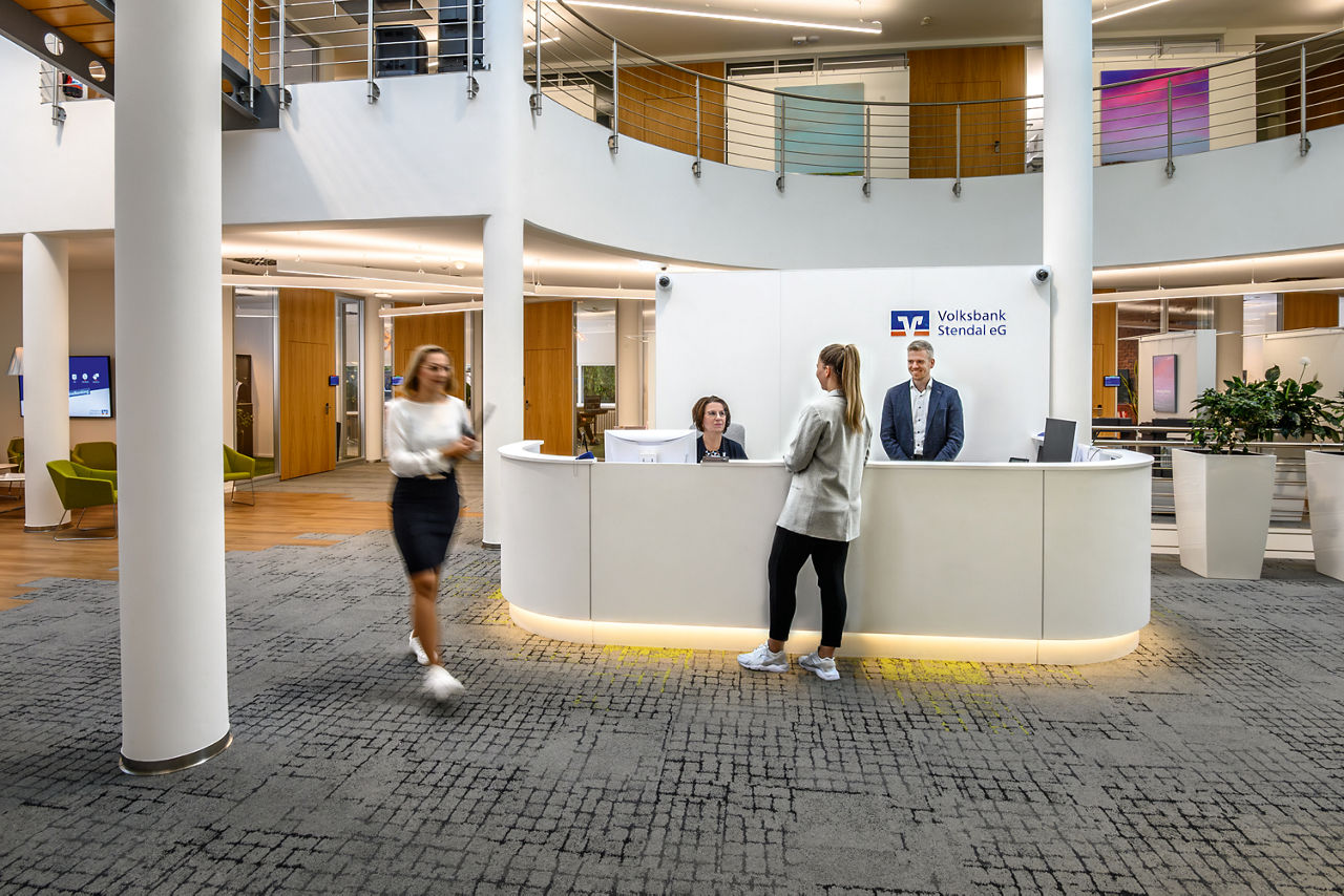 Mehrere Personen befinden sich im Eingangsbereich der Hauptstelle der Volksbank Stendal
