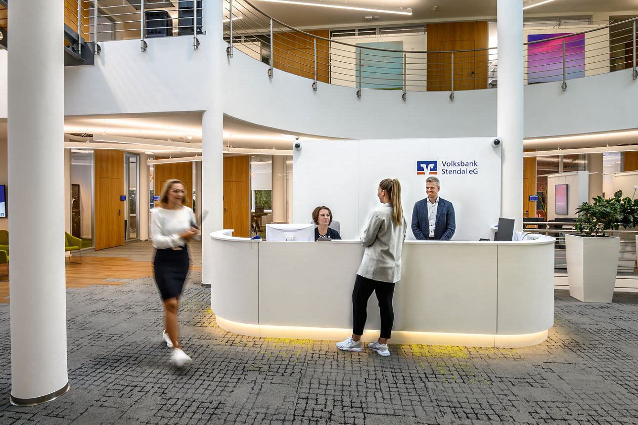 Mehrere Personen befinden sich im Eingangsbereich der Hauptstelle der Volksbank Stendal