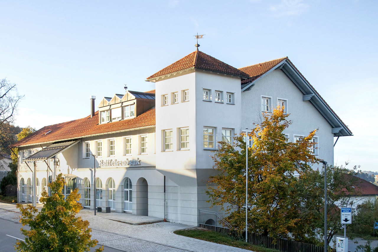weißes großes Gebäude in Waldkrichen