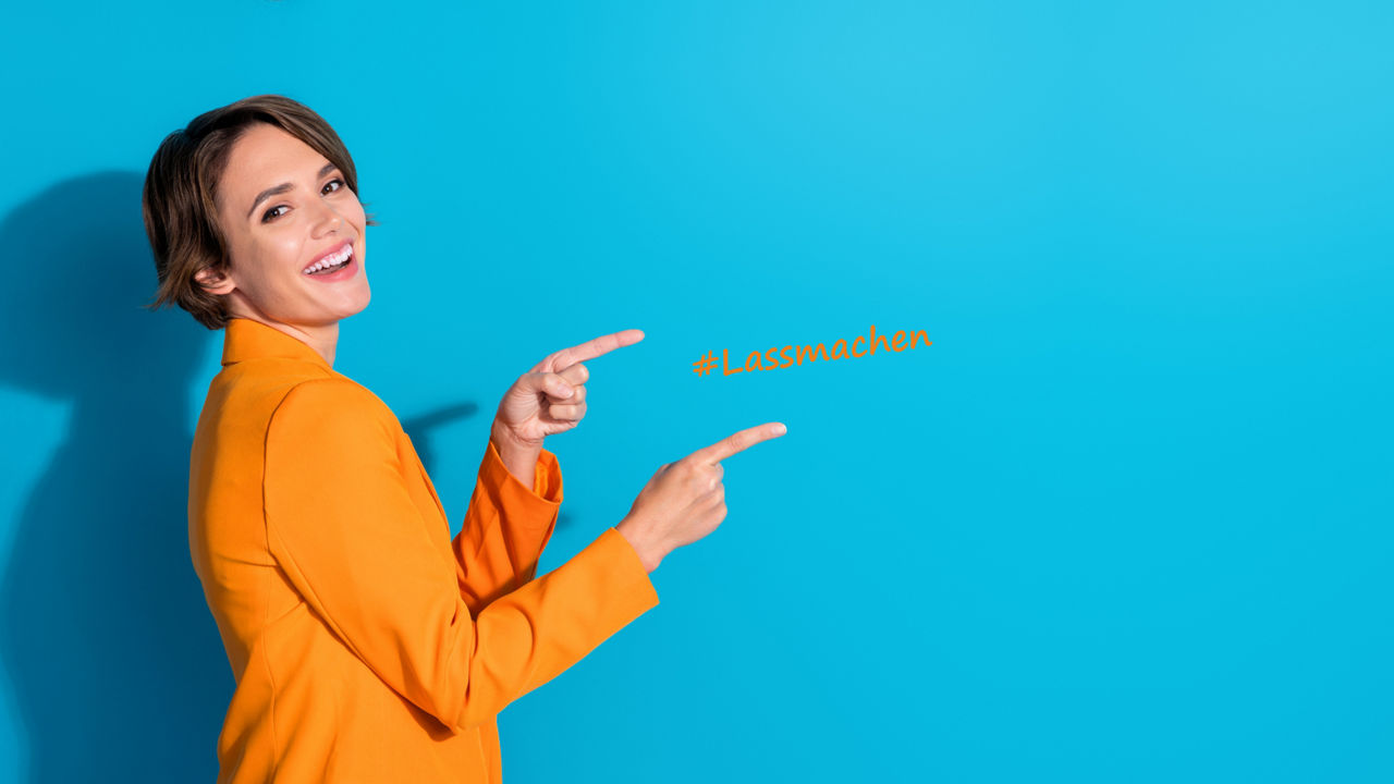Eine Frau auf blauem Hintergrund mit dem Spruch #Lassmachen