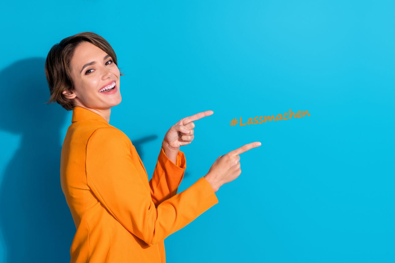 Eine Frau auf blauem Hintergrund mit dem Spruch #Lassmachen