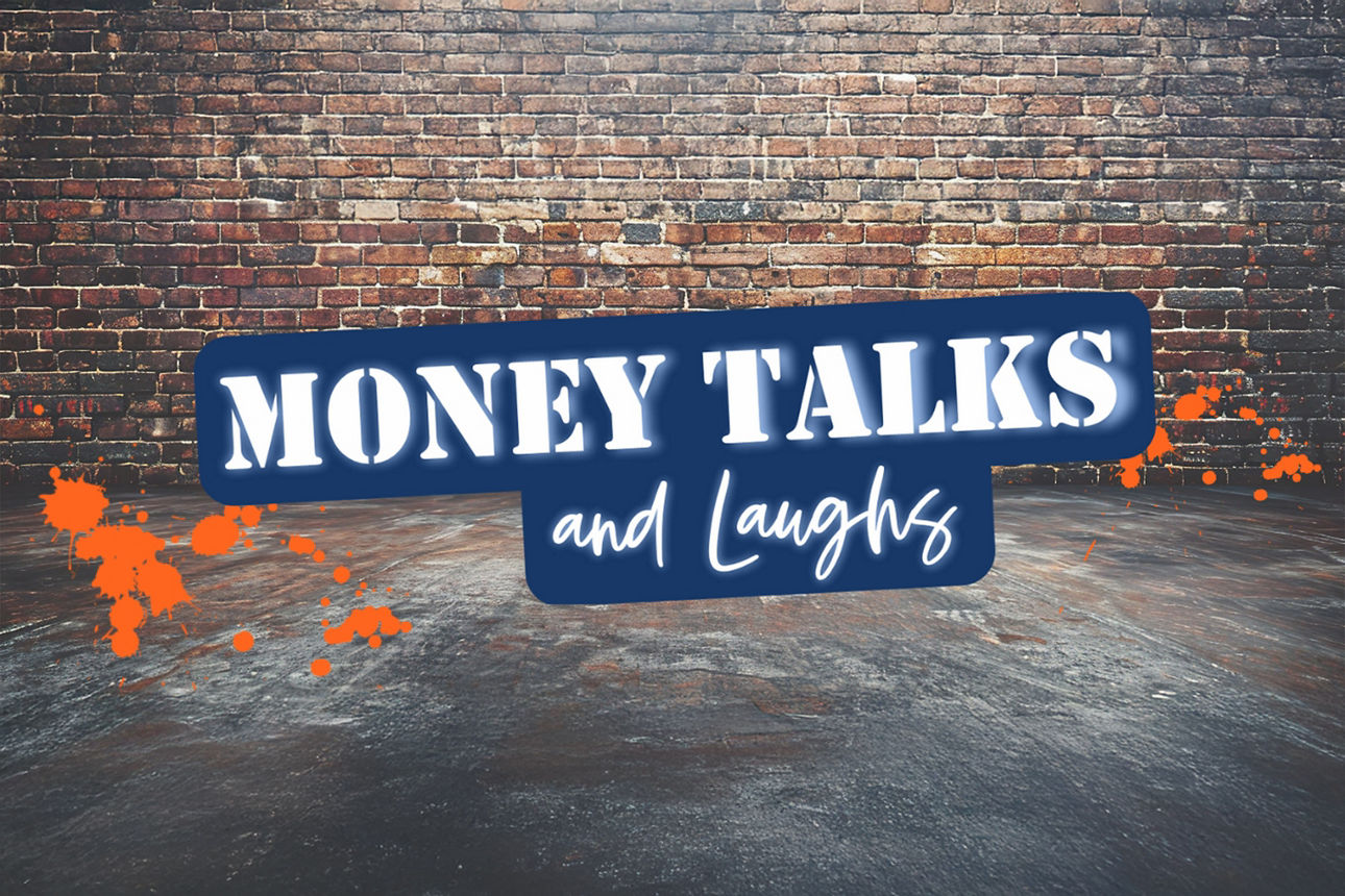 Schriftzug "Money Talks and Laughs" im Hintergrund eine Steinwand in einer Lagerhalle