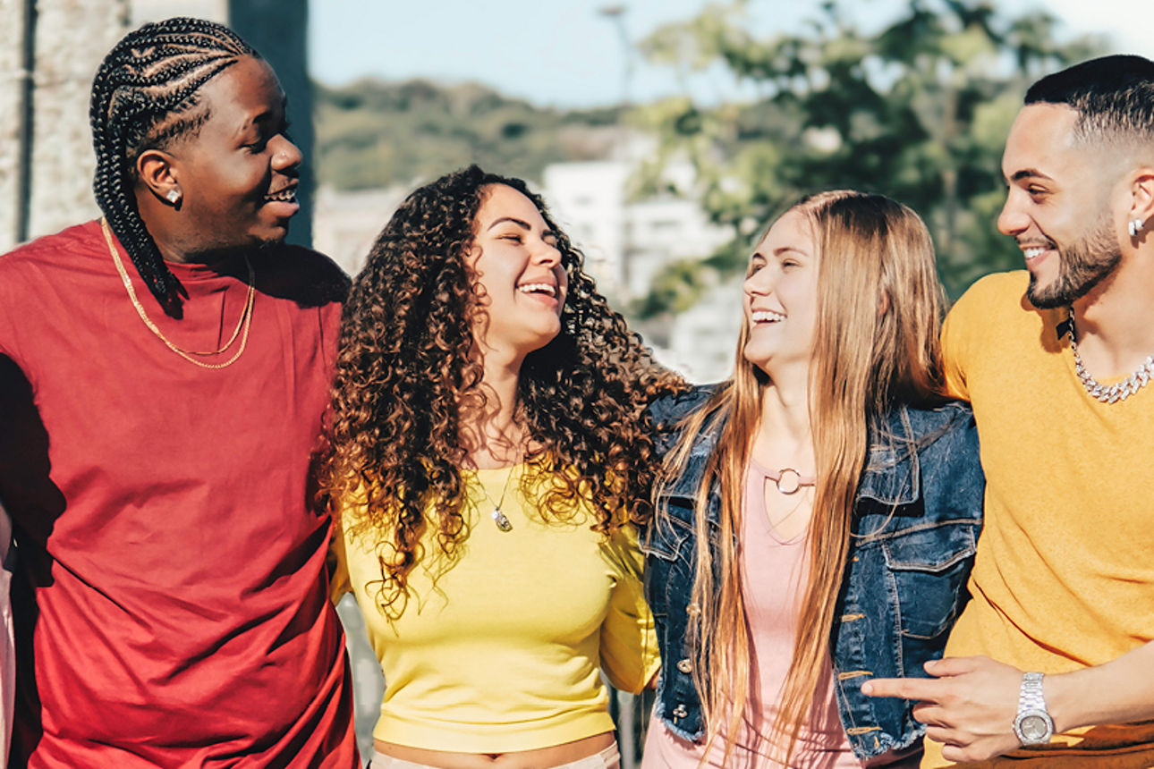 5 Jugendliche die miteinander lachen