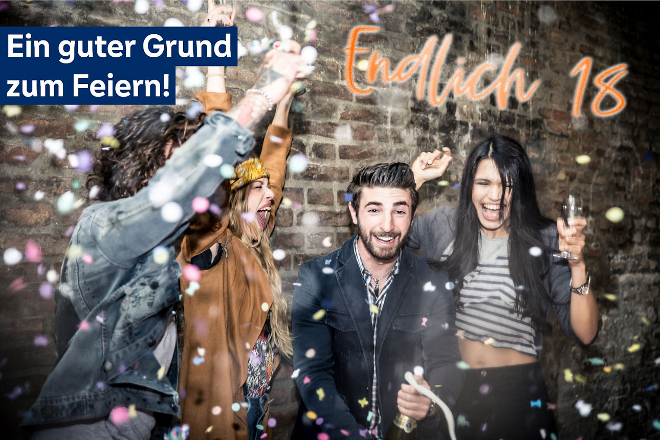 eine Gruppe von vier jungen Erwachsenen, die ihren 18.