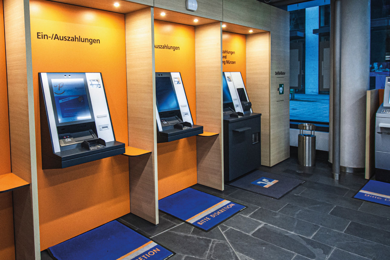Zwei Herzen in Blau und Orange mit dem Slogan „Nah bei den Menschen – stark für die Region“, Logos der VR Bank MKB und VR Bank Fulda.