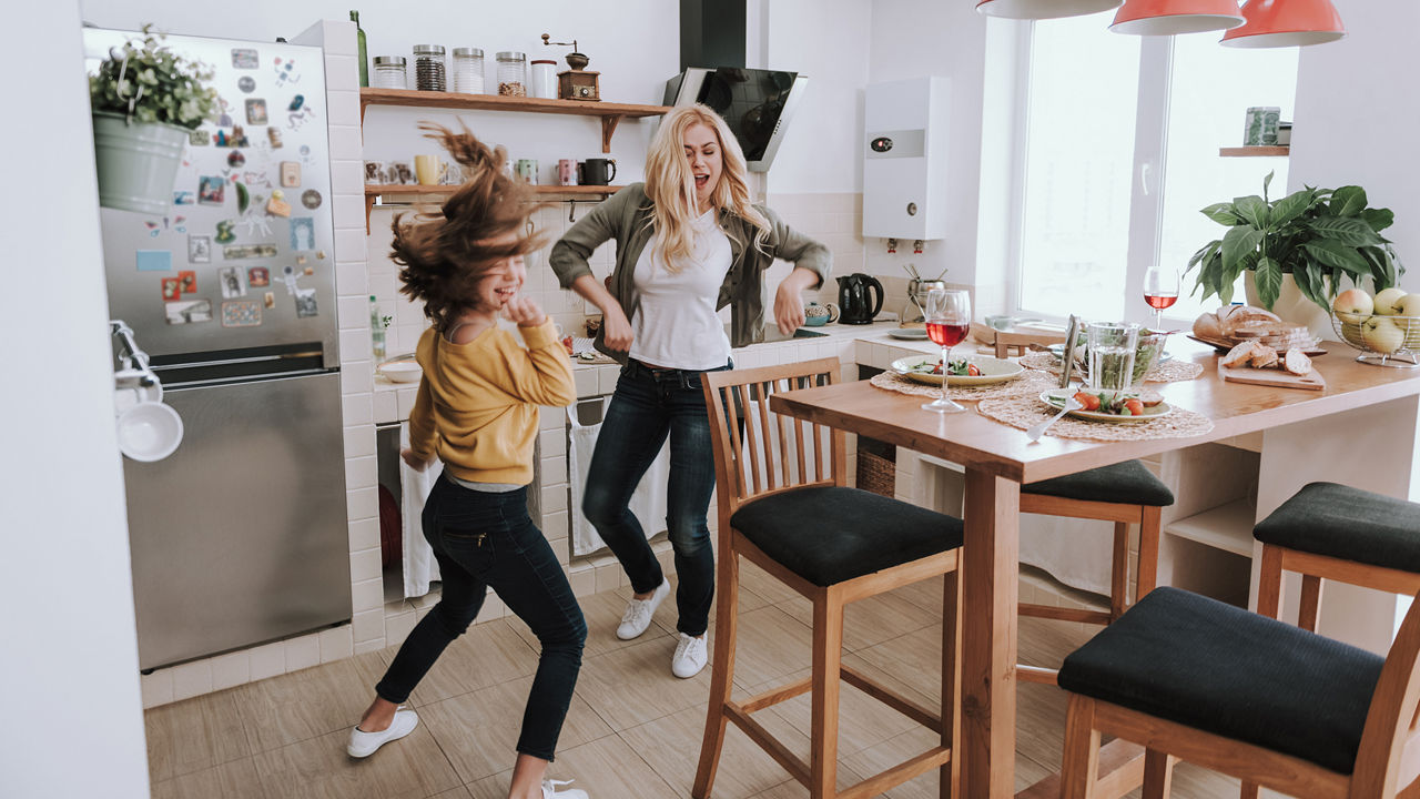 Zwei Frauen tanzen in der Küche