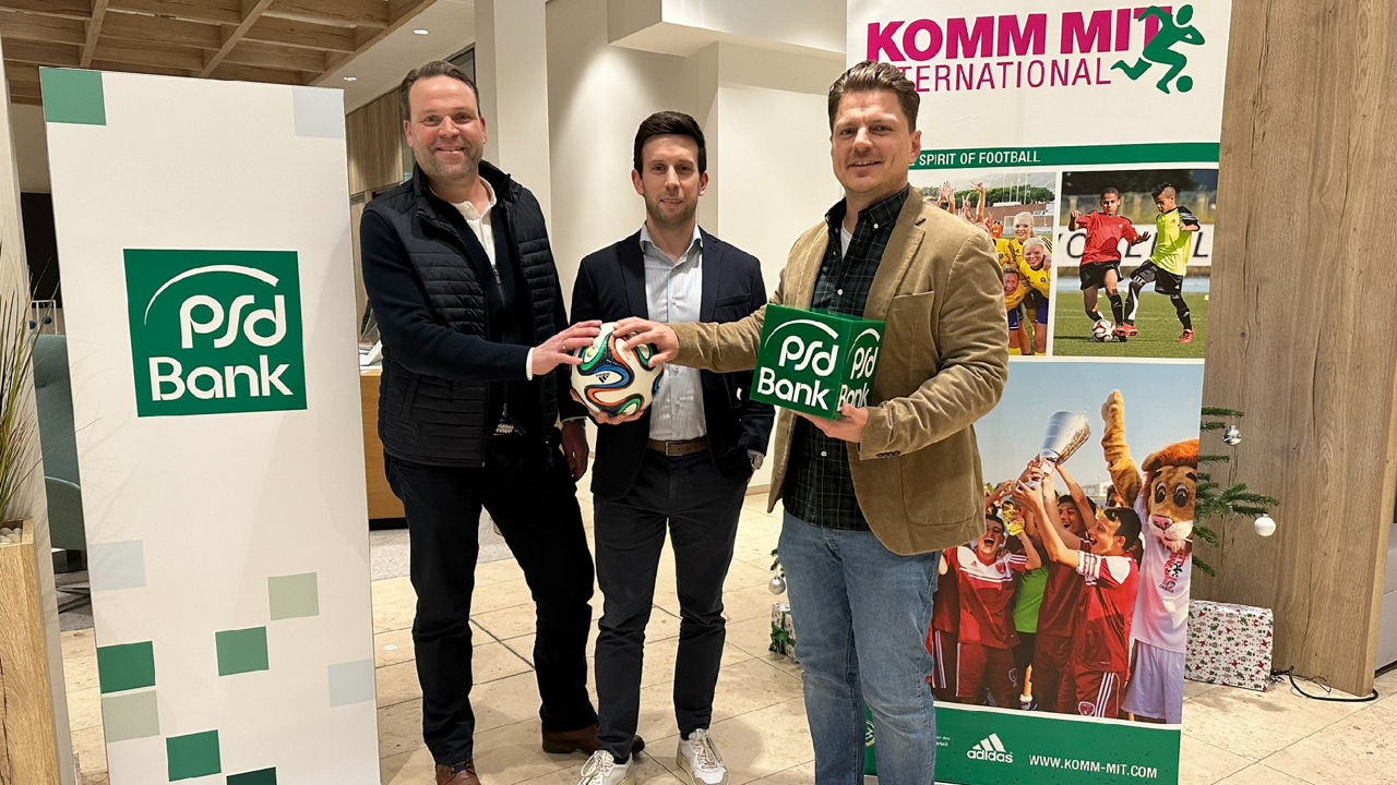 Geschäftsführer von KOMM MIT und Sven Herber (Bereichsleiter Produktion) feiern den Schluss der Kooperation