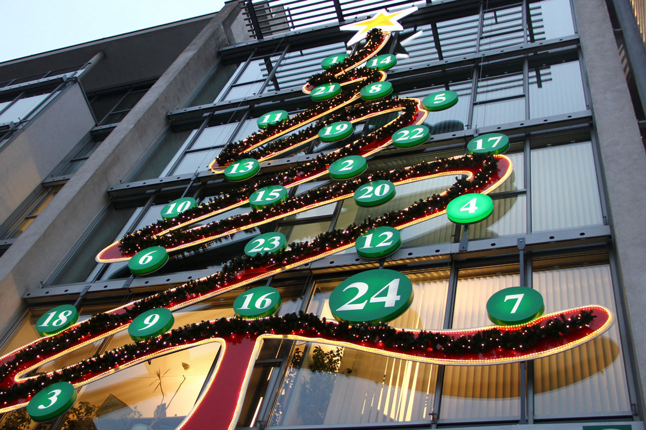 Ein großer beleuchteter Adventskalender in Form eines Christbaums an unserer Außenfassade.