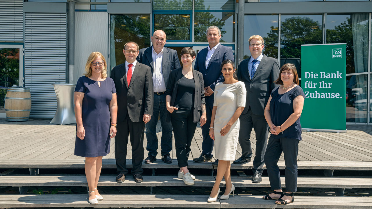 Die Mitglieder des Aufsichtsrats der PSD Bank Karlsruhe- Neustadt stehen nebeneinander und blicken in die Kamera.