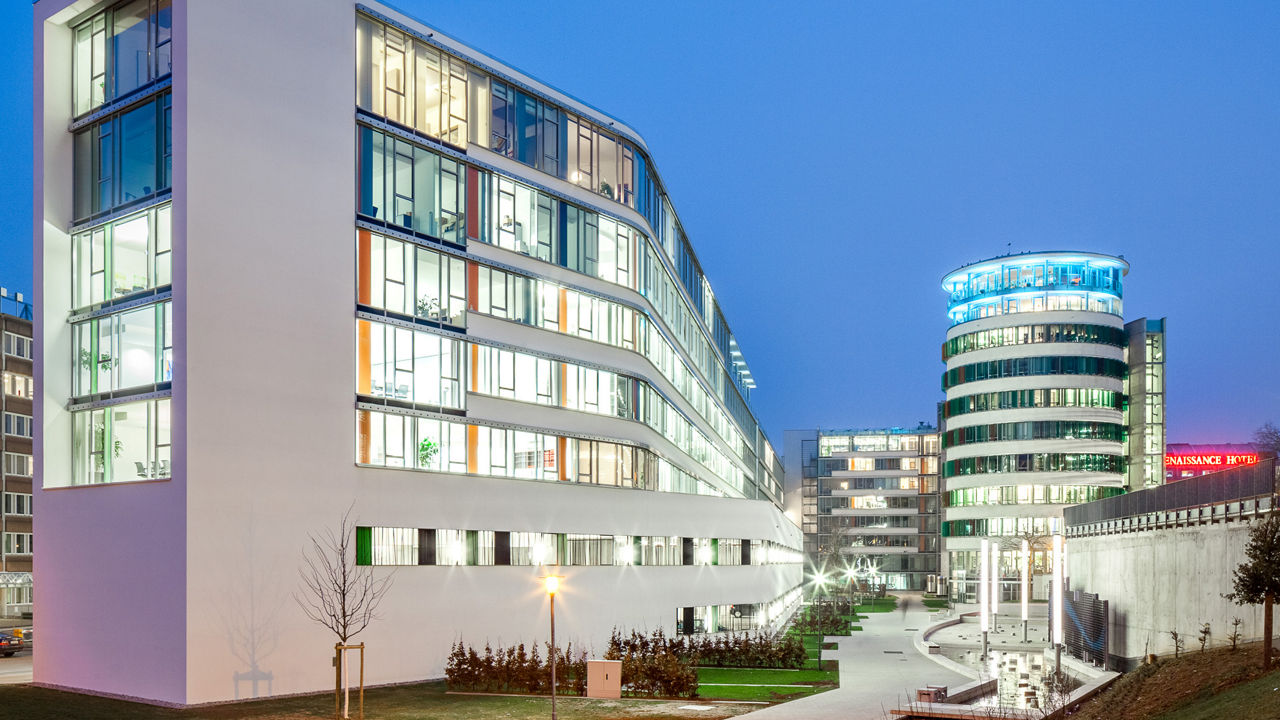 Das Gebäude der PSD Bank Karlsruhe-Neustadt am Abend