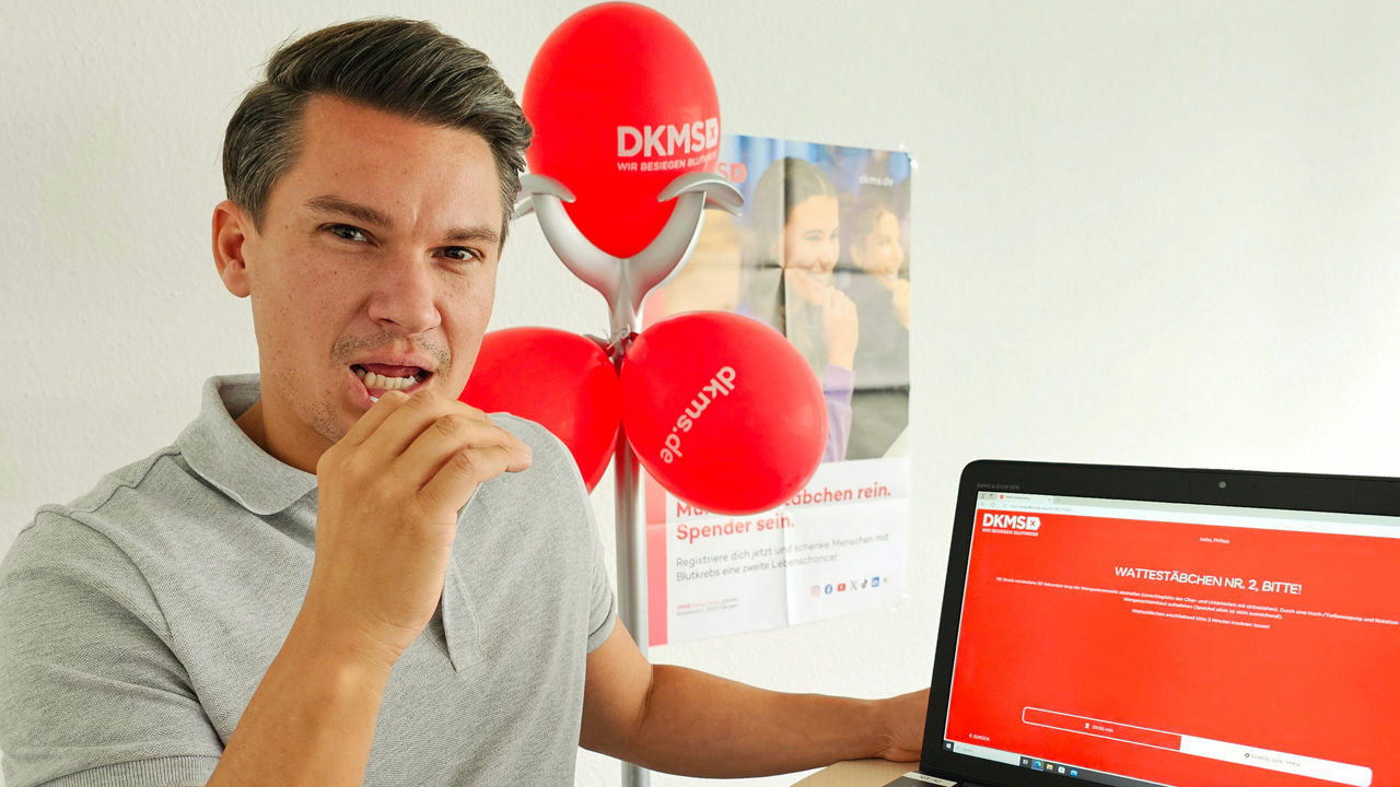 Mitarbeiter der sich für die DKMS typisieren lässt.