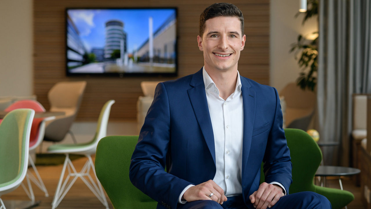 Auf dem Bild ist Herr Lukas Ehrmann von der Abteilung 'Immobilienvermittlung und Verkauf' der PSD KN Immobilien zu sehen. 