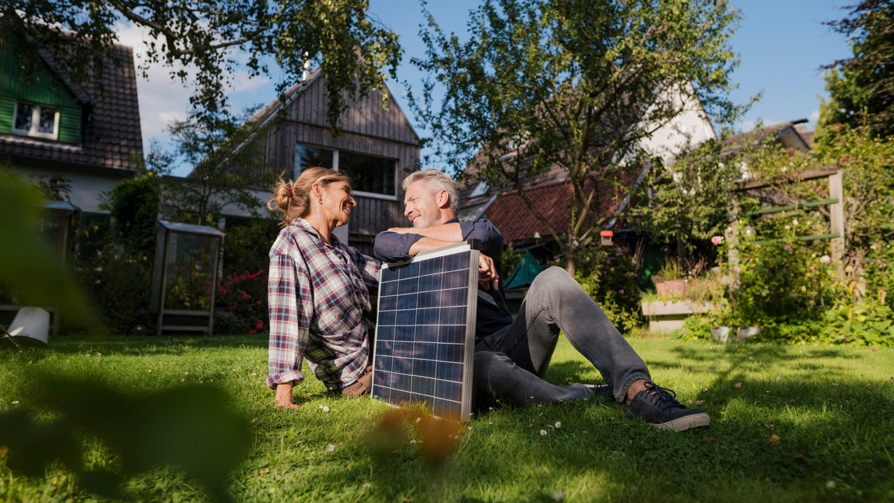 Eine Frau und ein mann in Ihrem Garten mit einer Solaranlage