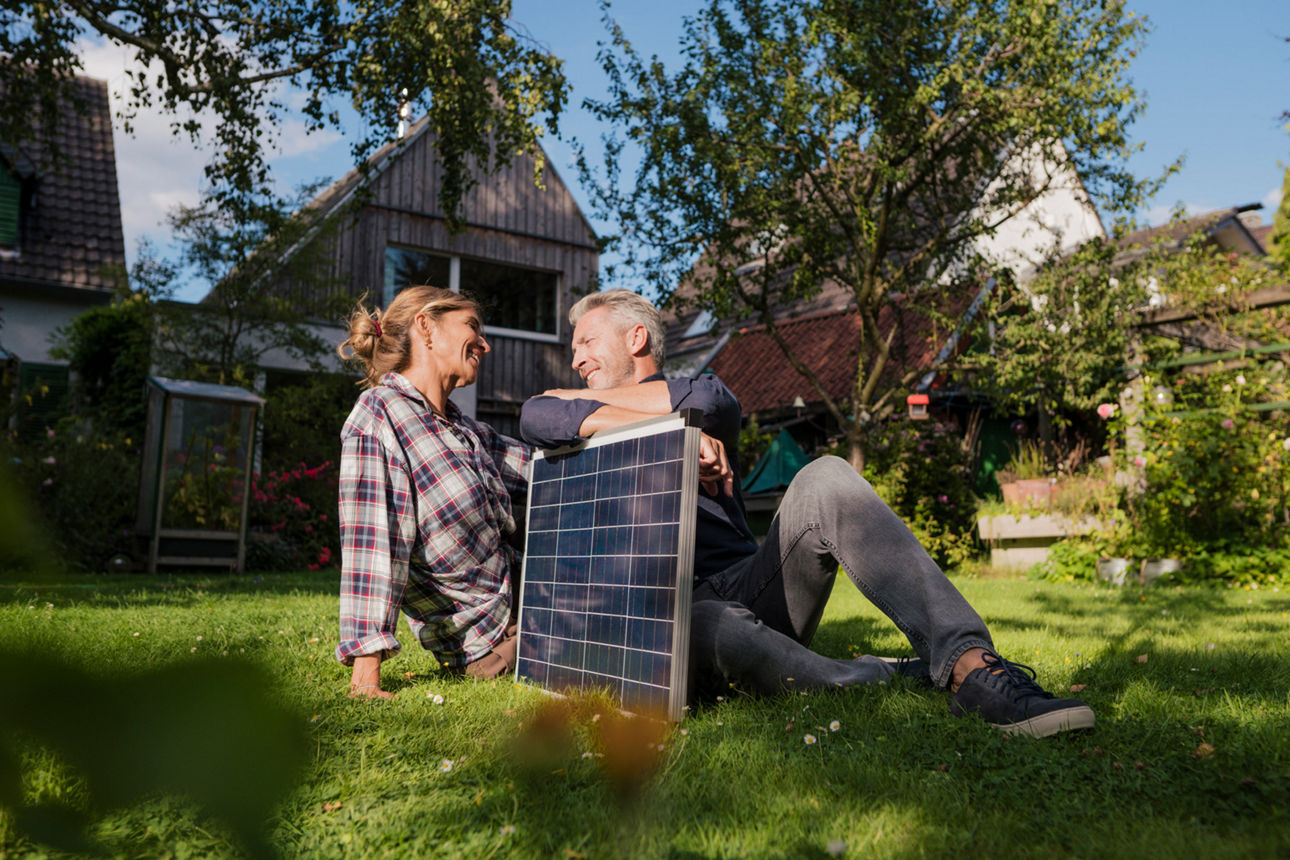 Eine Frau und ein mann in Ihrem Garten mit einer Solaranlage