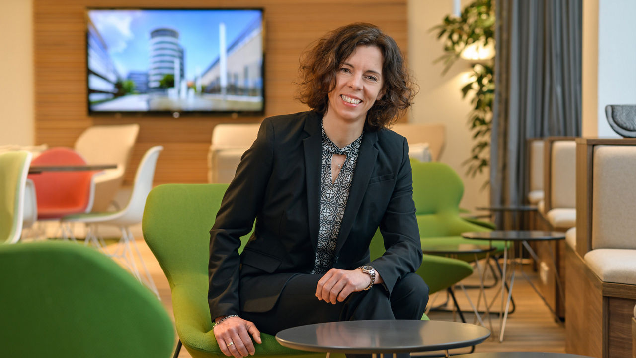 Frau Kelkel, Vorstandsmitglied der PSD Bank Karlsruhe-Neustadt, lächelt und schaut in die Kamera. 