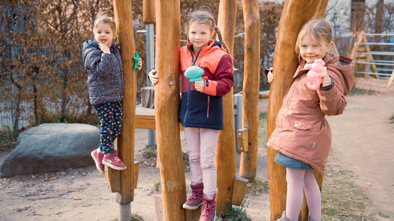 Kinder die Startnummern auf dem Oberteil angeheftet haben und rennen.