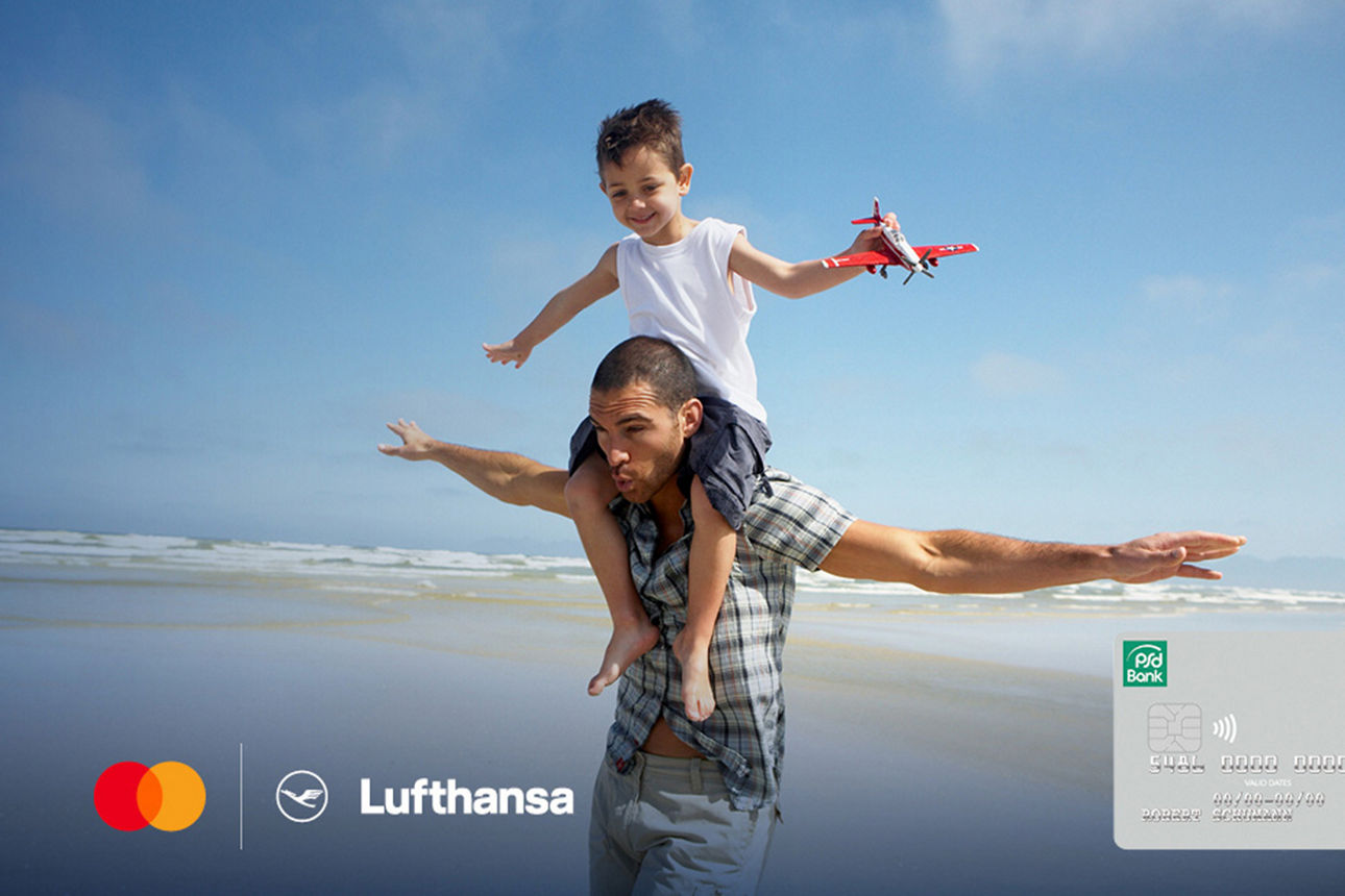 Ein Kind sitzt auf den Schultern Ihres Vaters