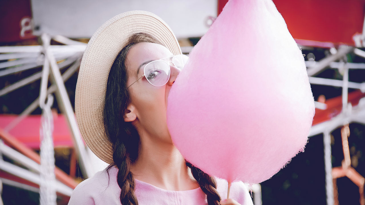 Eine junge Frau genießt Zuckerwatte 