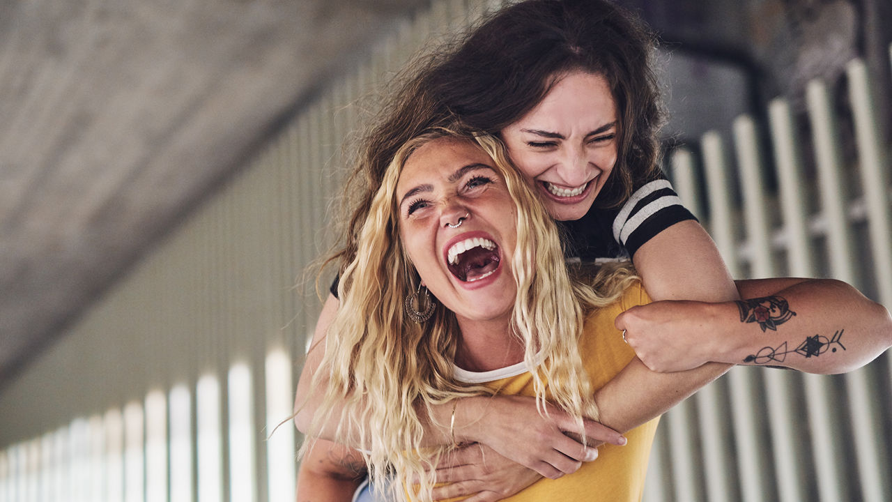 Zwei junge Frauen lachen.