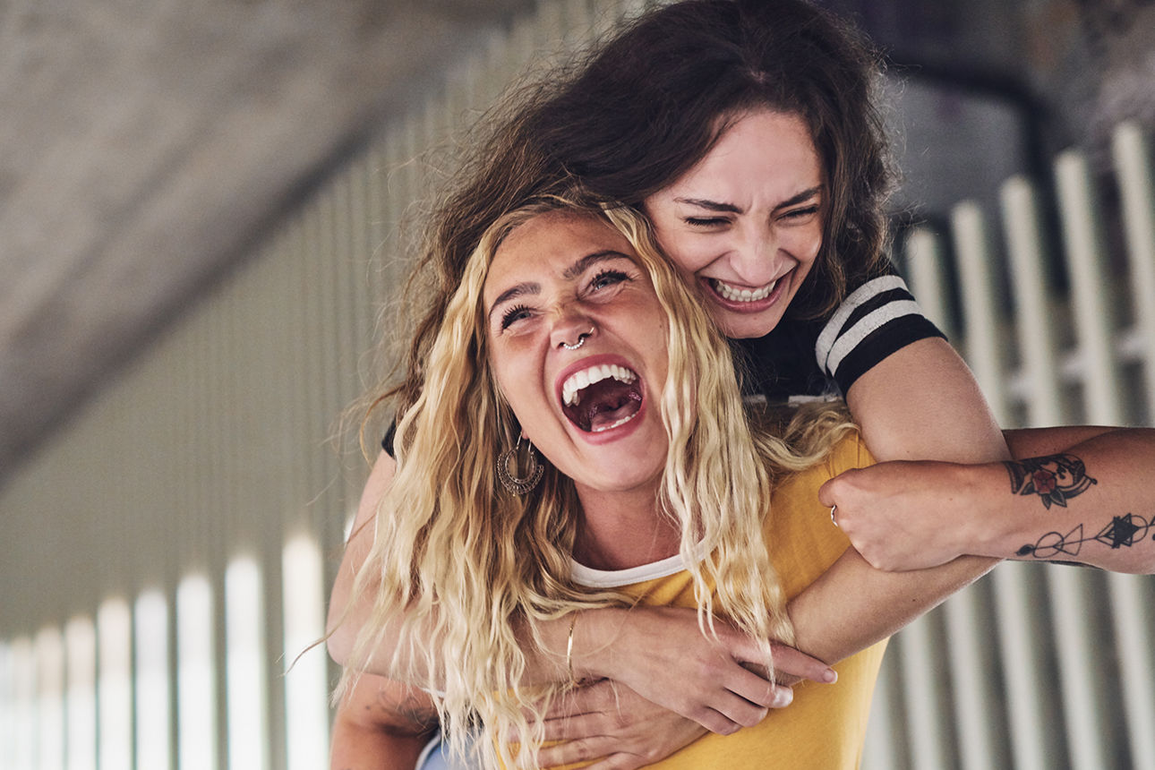 Zwei junge Frauen lachen.