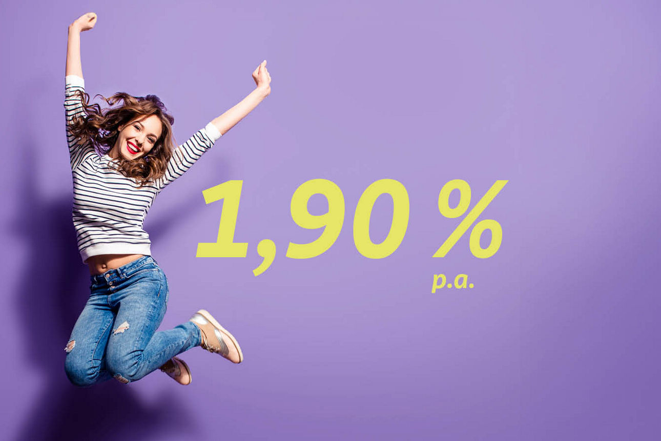 Eine junge Frau springt in die Luft Zins 1,90 % p.a.