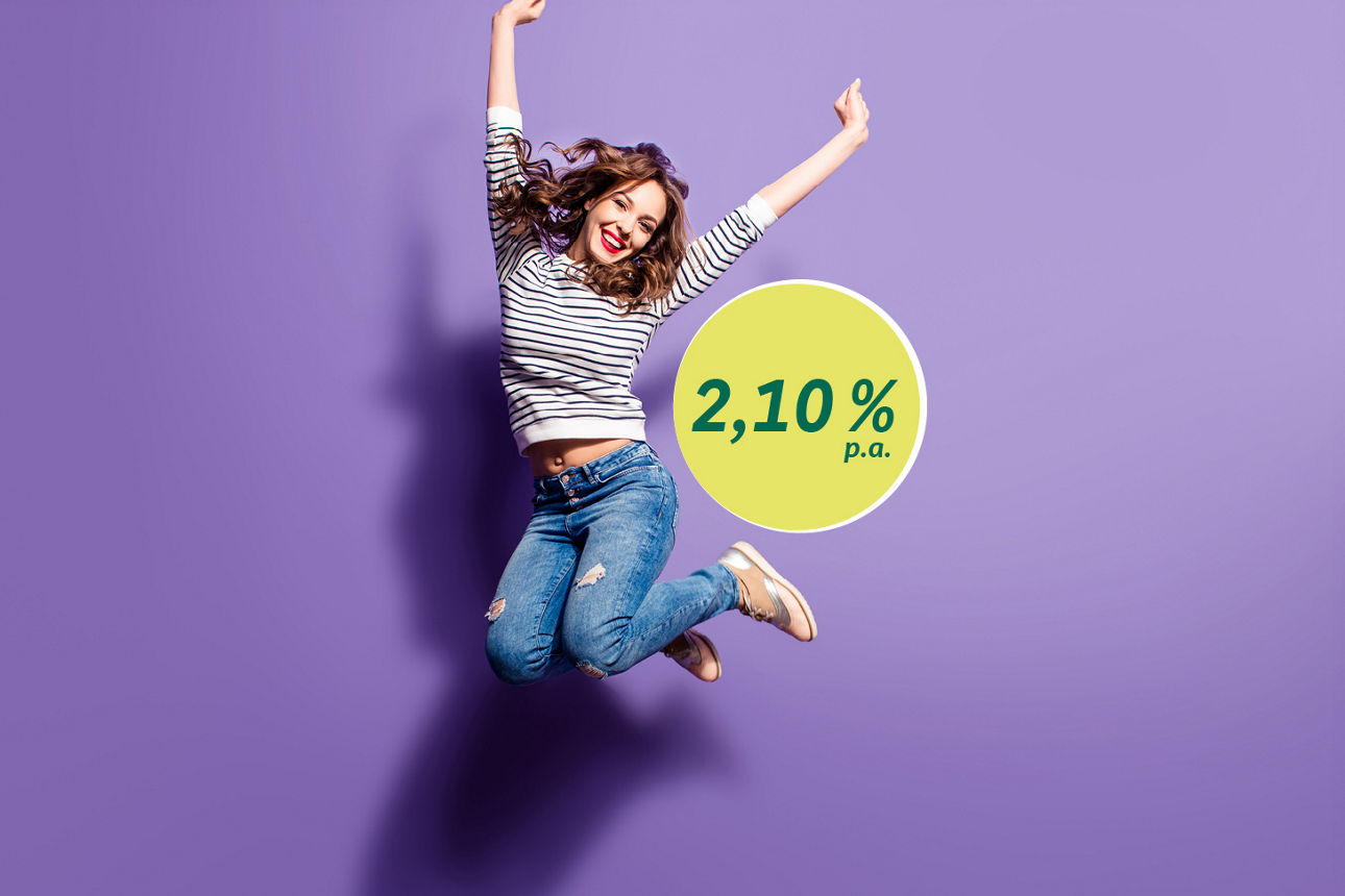Eine junge Frau springt in die Luft Zins 2,10 % p.a.