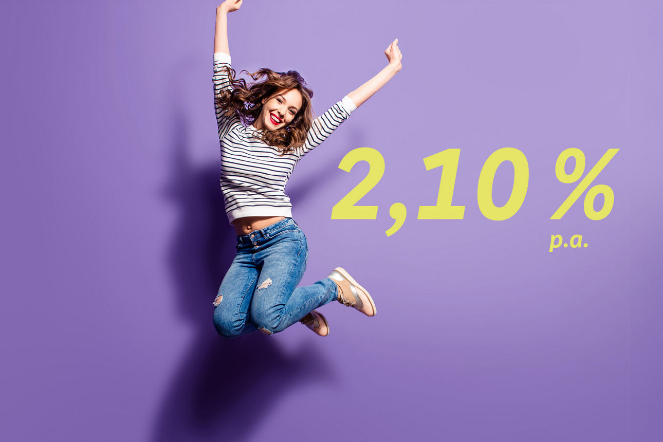Eine junge Frau springt in die Luft Zins 2,10 % p.a.