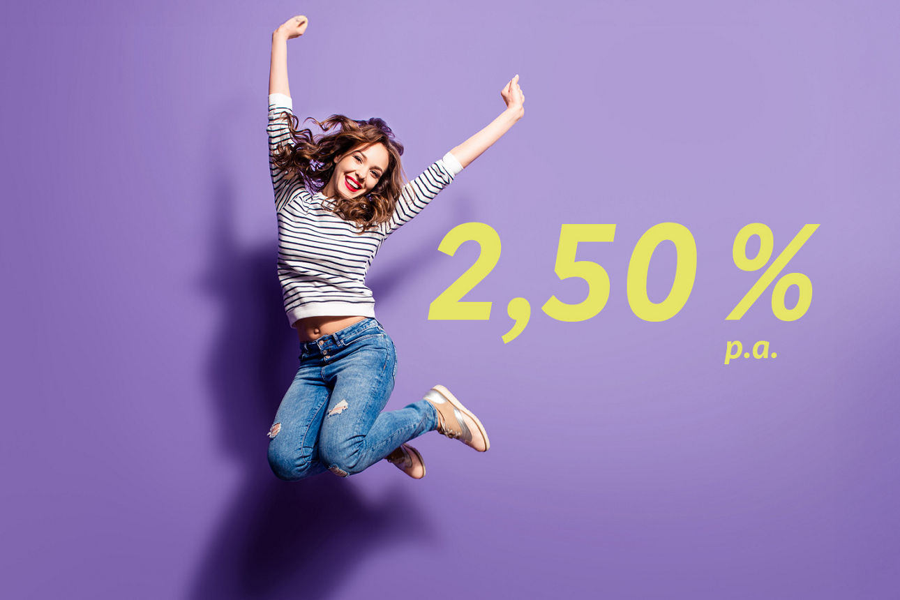 Eine junge Frau springt in die Luft Zins 2,50 % p.a.