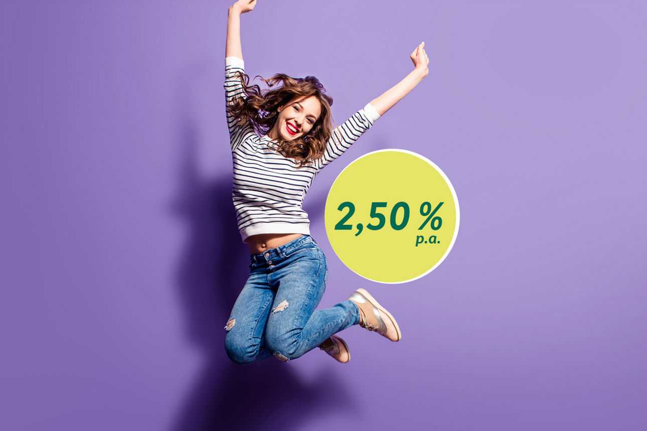 Eine junge Frau springt in die Luft Zins 2,50 % p.a.
