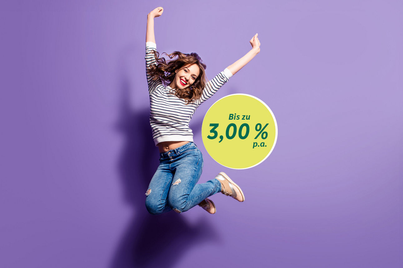 Eine junge Frau springt in die Luft Zins 3,00 % p.a.