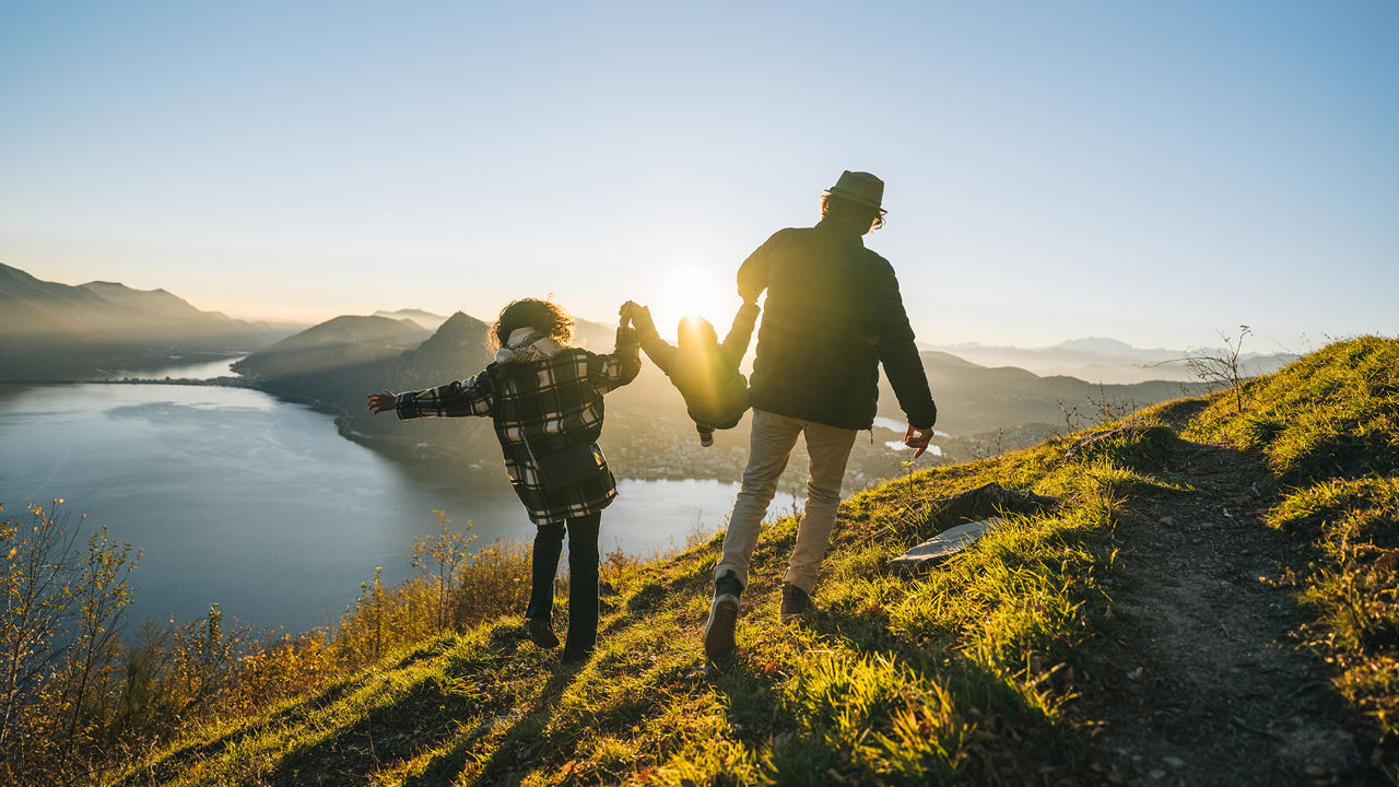 Vater, Mutter und Kind in den Bergen