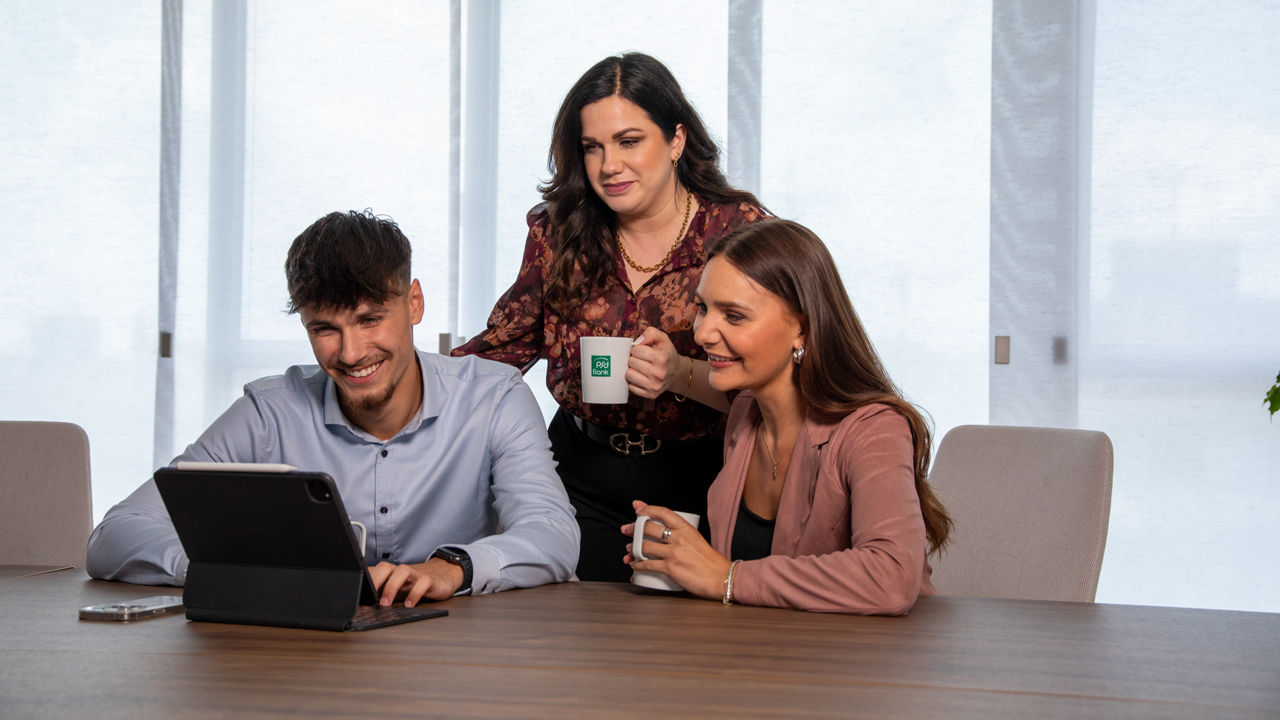 Ein Mann und zwei Frauen am Laptop