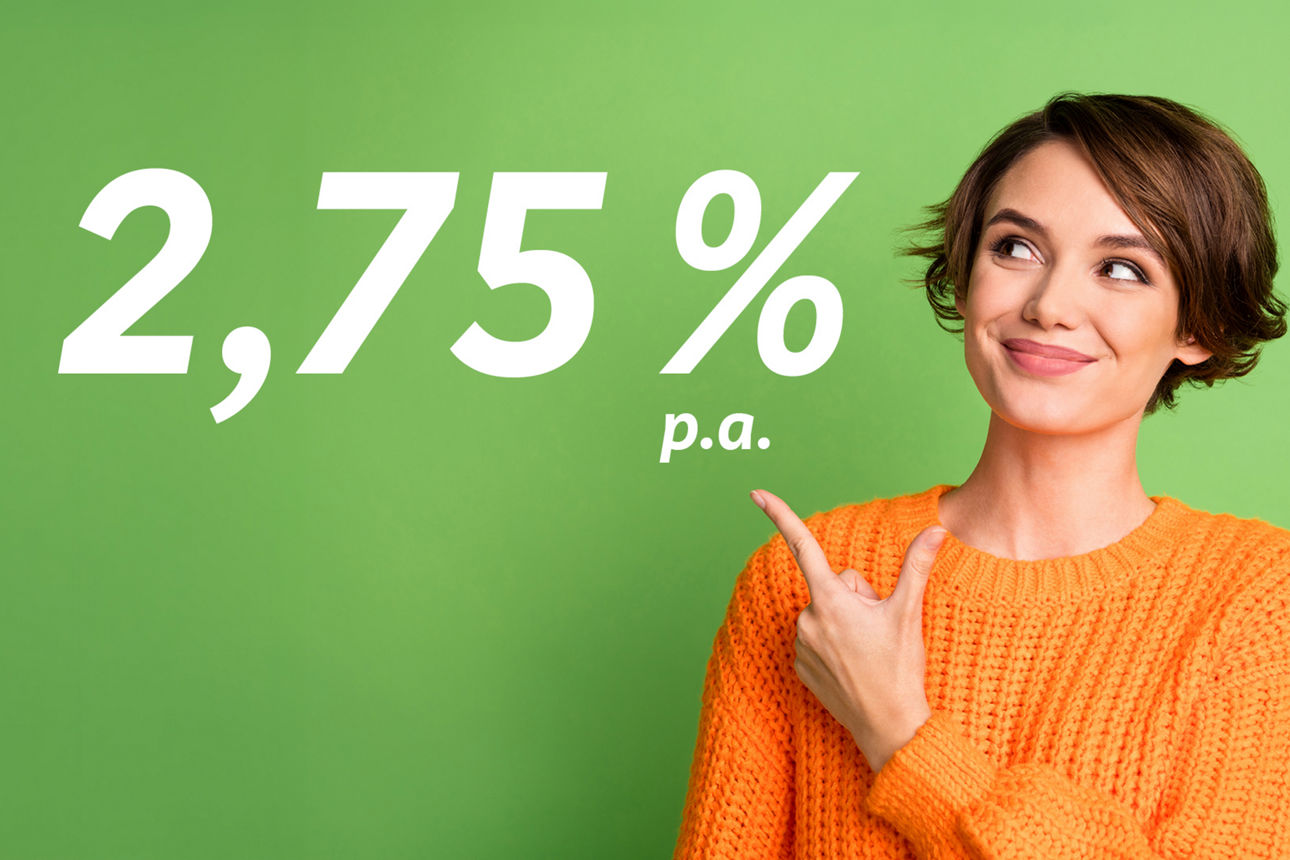 Eine junge Frau zeigt auf den Prozensatz 2,75 % p.a