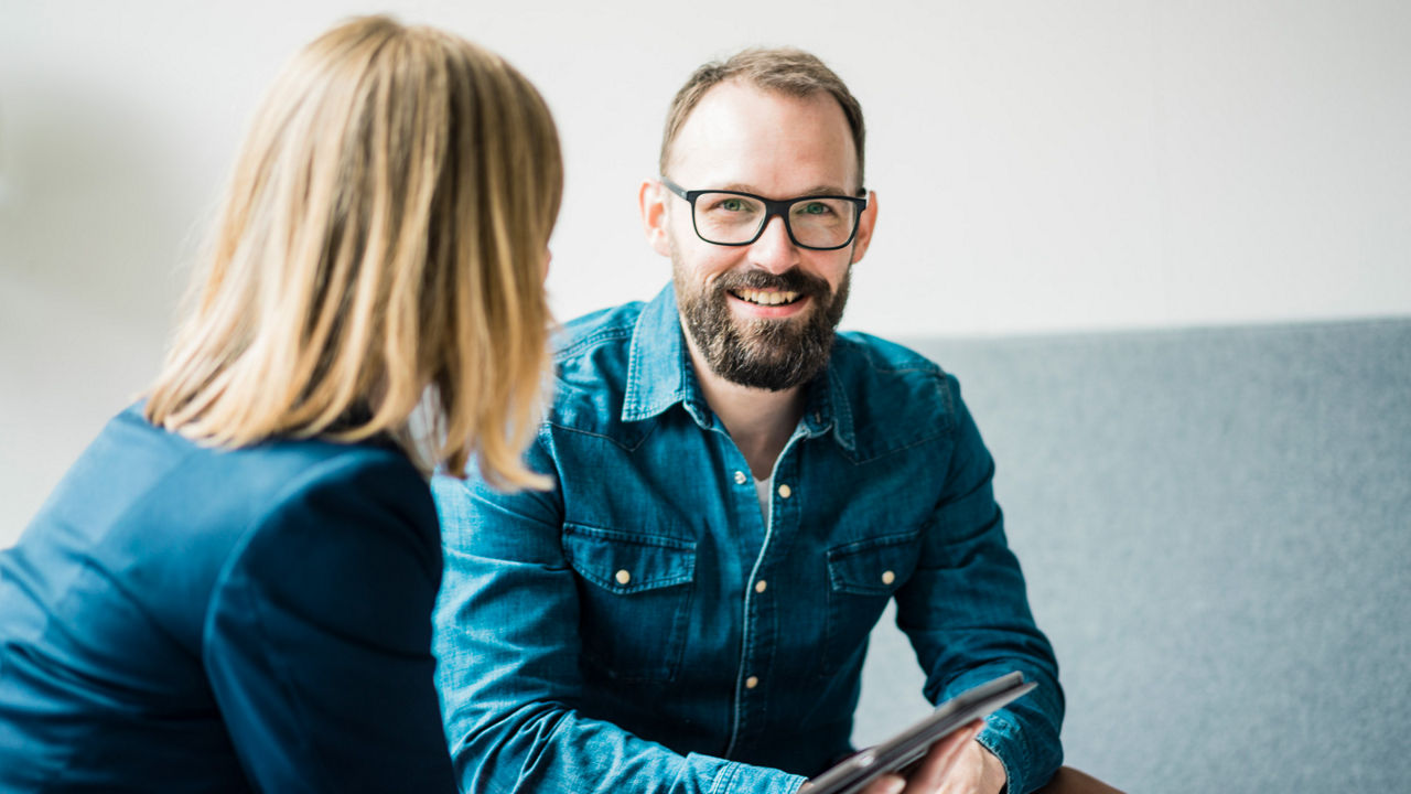 Ein Mann und eine Frau im Gespräch