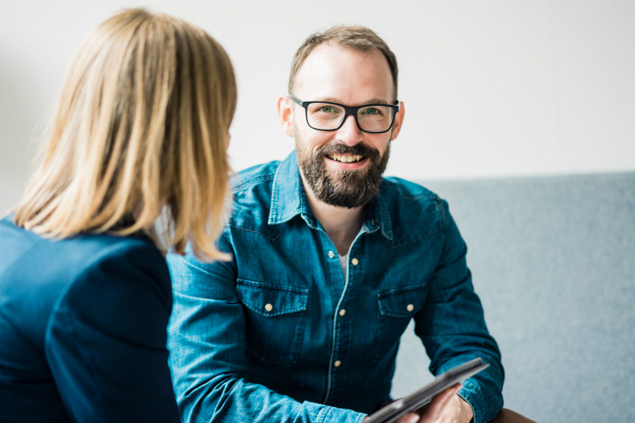 Ein Mann und eine Frau im Gespräch