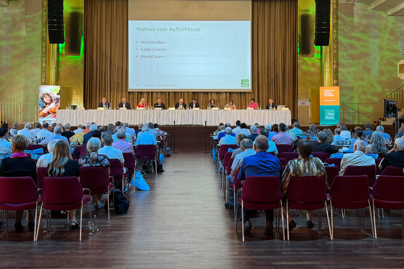 Vertreterversammlung - viele Leute in einem Raum sitzen von der Bühne