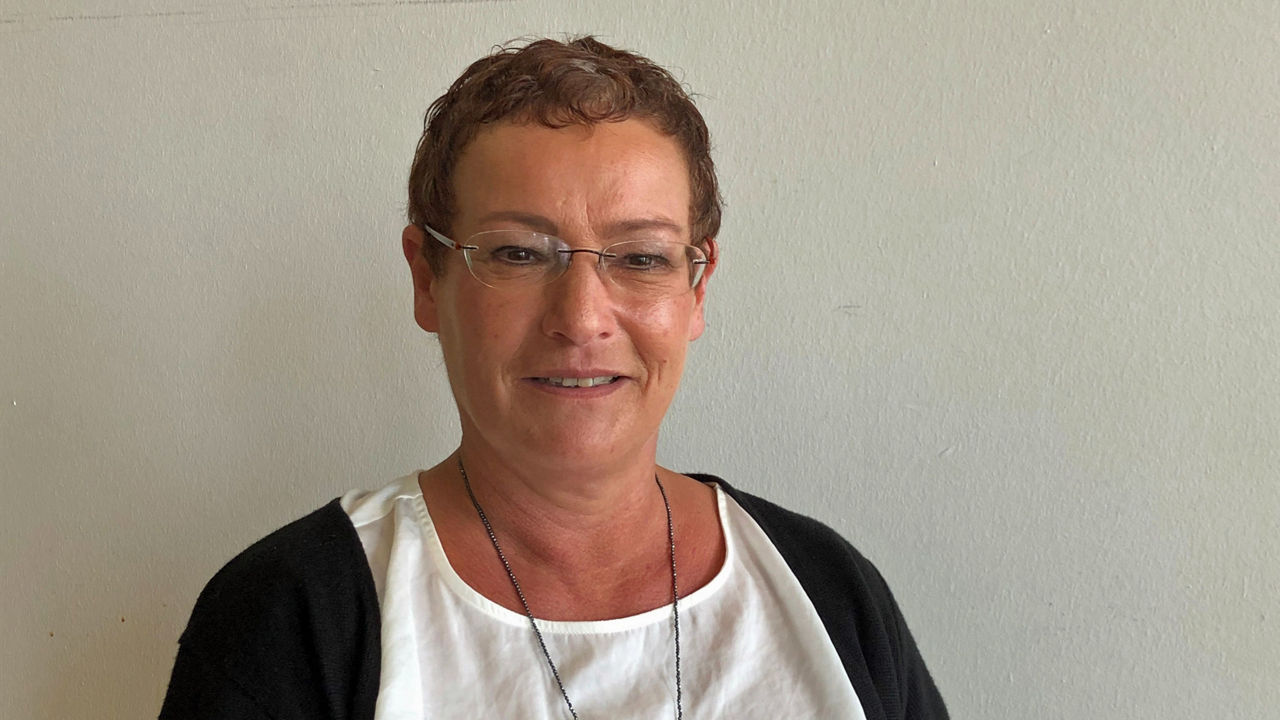 Frau Susanne Wenz, Mitglied des Ausichtsrats, ist auf dem Bild zu sehen. Sie lächelt und schaut in die Kamera.
