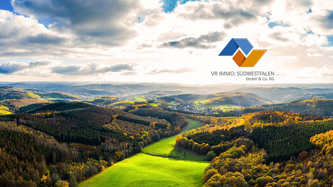 Landschaftsfoto mit dem Logo von VR Immo: Südwestfalen