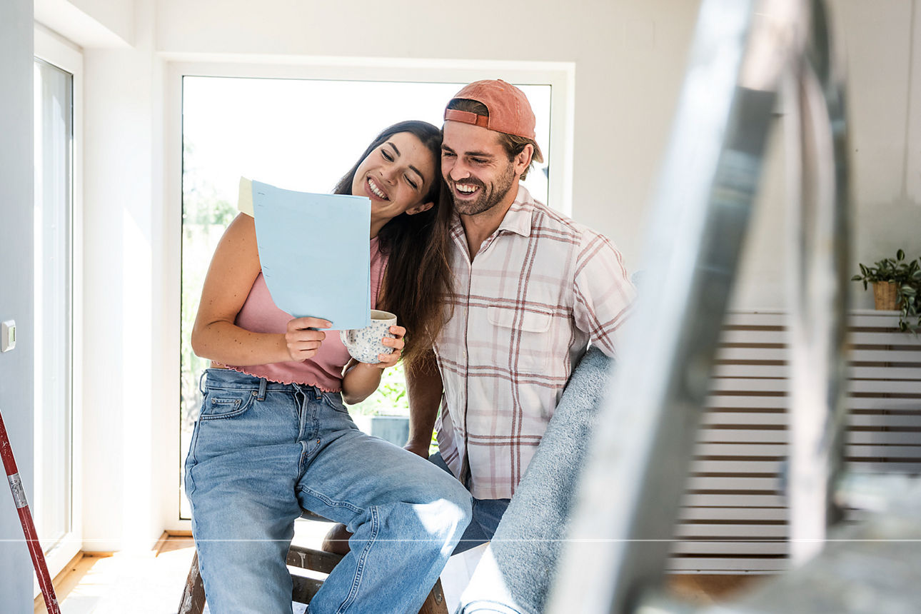 Ein Pärchen renoviert eine Wohnung