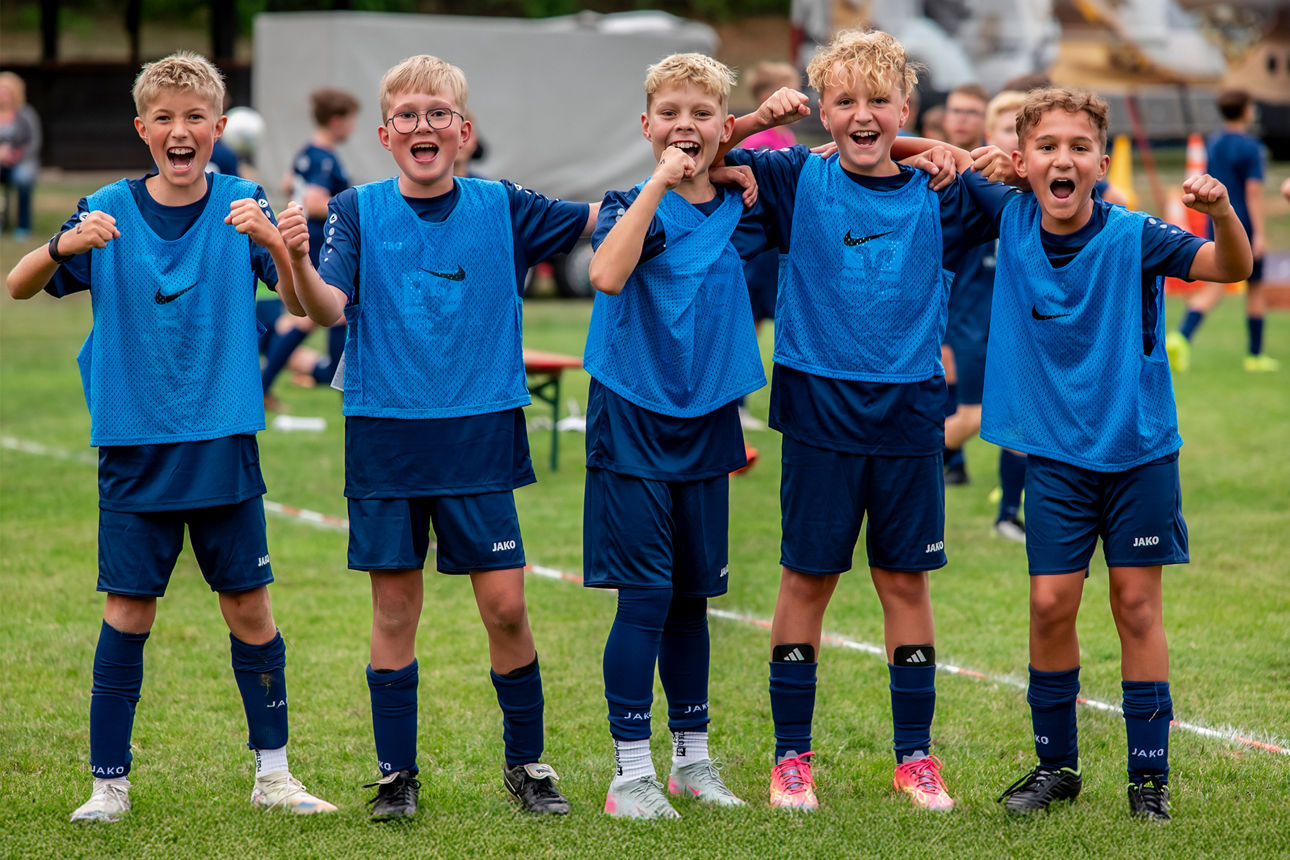 Fünf Jungen  im Fußballoutfit stehen in einer Reihe